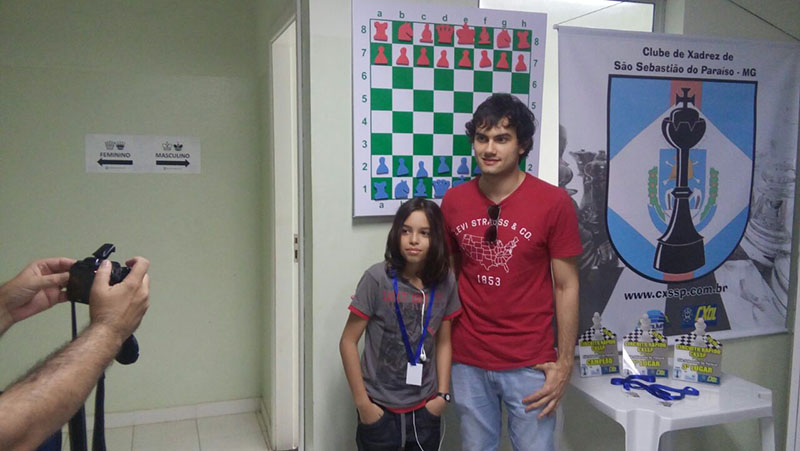 Otávio Katsuno recebe troféu ao lado do mestre Evandro Barbosa (foto: Divulgação)